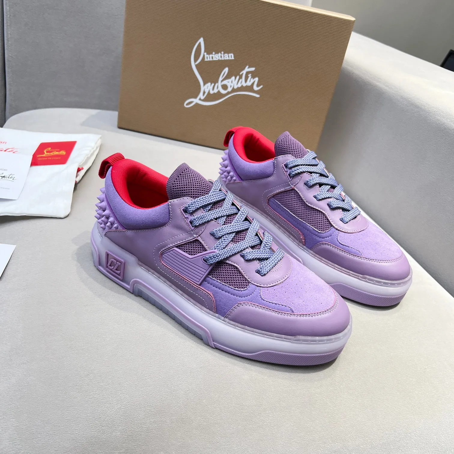 Men's shoes 💰700 🌹🌹🌹̋ Wang Junkai Yang Mi Xu Kai Zhang Jingyi Ding Chengxin Chen Muchi Wang Ziyi Same style Christian Louboutin Lu Boting 2024 [New product] ASTROLOUBI Unisex thick-soled sneakers with red soles are the perfect fusion of fashion and sport. The fabrics are made of luxurious calfskin, soft suede, smooth satin and laminated leather, and are decorated with classic rivets on the back. The interior is blended with a knitted tongue for added durability, breathability and quick-drying comfort. The outsole is made of a combination of EVA foam and imported rubber, and the colorful CL iconic letters on the side of the outsole show the brand's unique style. It is a ceiling-level comfortable skate shoe! ! ! Multiple colors available, currently men’s sizes 39--45